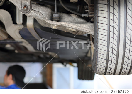 檢查汽車的腳 檢查汽車的腳 25562370