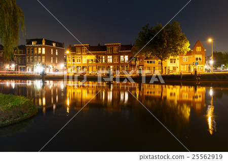 Dutch houses on Canal, Delft, Netherlands Dutch houses on Canal, Delft, Netherlands 25562919