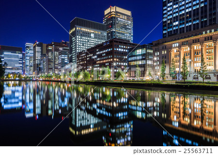 東京丸之內建築街（巴巴護城河護城河）的夜景 25563711