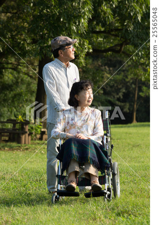 走在公園的輪椅夫婦 25565048