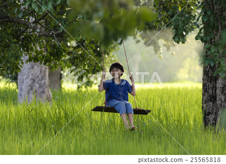 The child playing swing 25565818