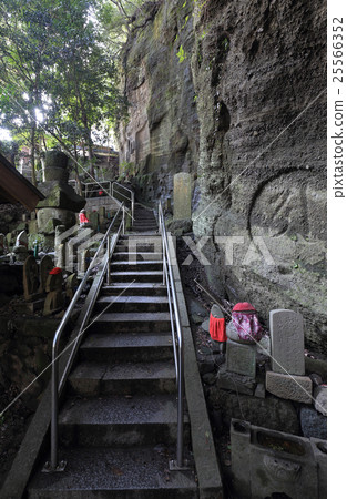 Shikoku Shrine Plant No. 71 Buddhist temple "Yaidanji" From Shizudokudo to the main hall using the polished schedule Buddha stone steps 25566352