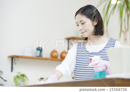 打掃廚房的女人 25568730