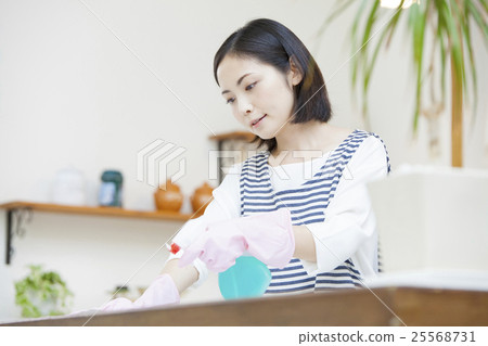 打掃廚房的女人 25568731