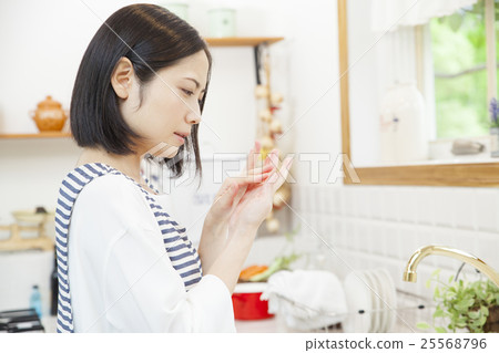 遭受粗糙的手的主婦 25568796