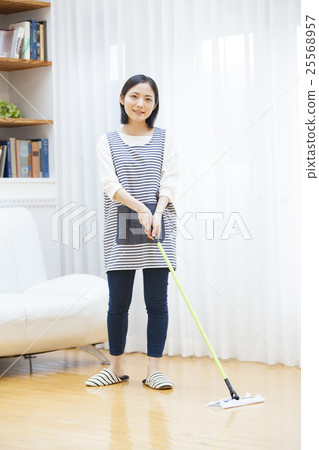 穿地板刮水器的婦女 穿地板刮水器的婦女 25568957
