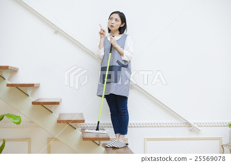 使用樓梯地板刮水器的婦女 25569078