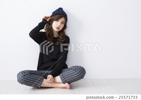 young woman      25571733