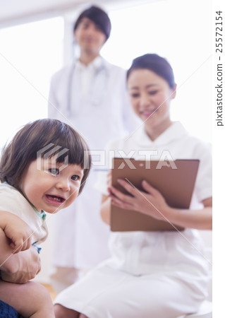 Doctors and nurses examining children Doctors and nurses examining children 25572154