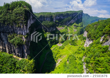aerial views of mountains and forest 25581678