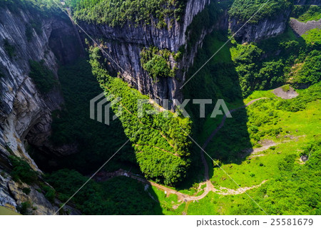 aerial views of mountains and forest 25581679