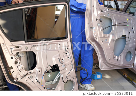 破車門和新門的再生部件（安裝回收部件之前） 25583011