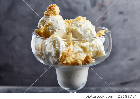 Vanilla ice cream with crumbs of shortbread 25583714