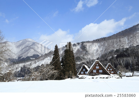 Shirakawago snow scene 25583860