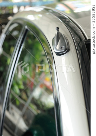 Manual car radio antenna on right side 25583955