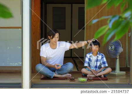 Son and father's holiday Son and father's holiday 25584737
