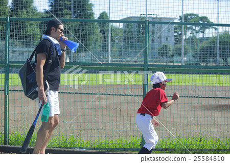 親子男孩棒球追逐夢想 親子男孩棒球追逐夢想 25584810