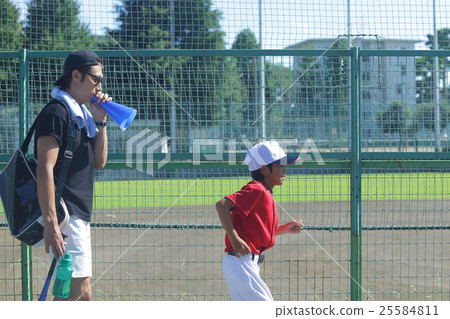 Parent-child boy baseball chasing dreams 25584811
