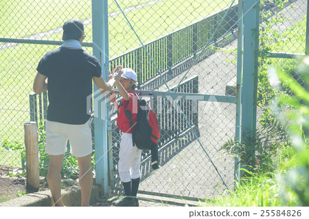 Parent-child boy baseball chasing dreams 25584826