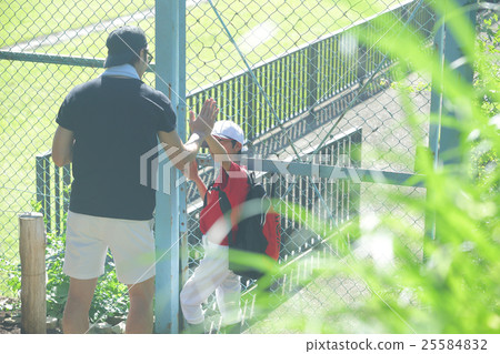 Parent-child boy baseball chasing dreams Parent-child boy baseball chasing dreams 25584832