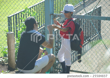 Parent-child boy baseball chasing dreams 25584837