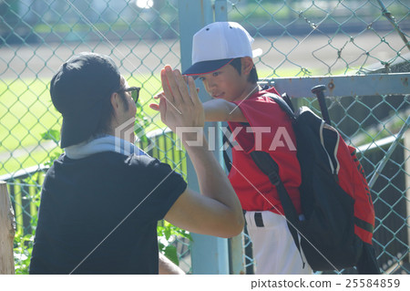 親子男孩棒球追逐夢想 25584859