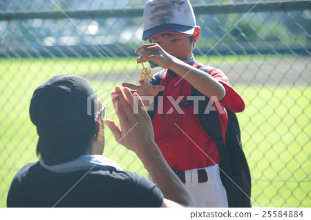 Parent-child boy baseball chasing dreams Parent-child boy baseball chasing dreams 25584884