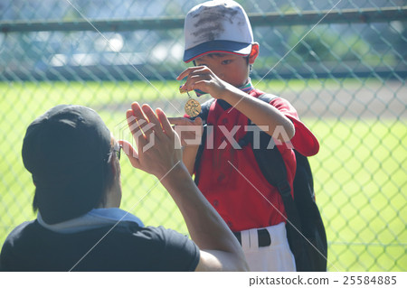 Parent-child boy baseball chasing dreams Parent-child boy baseball chasing dreams 25584885