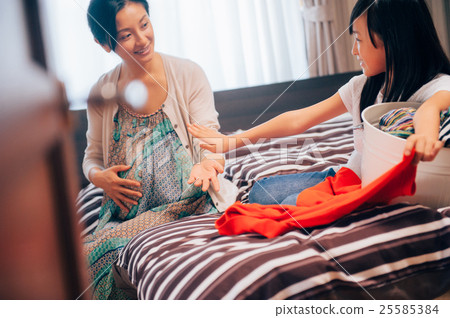 一個幫助她母親的女孩 一個幫助她母親的女孩 25585384