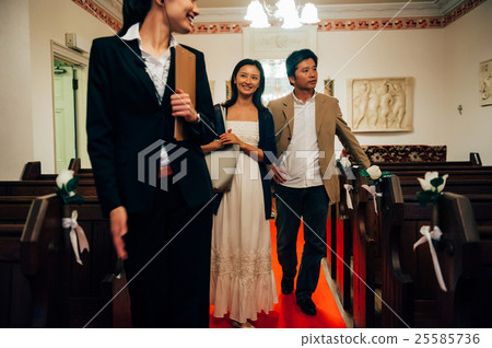 A wedding meeting for a late married couple 25585736