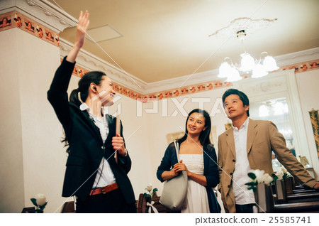 A wedding meeting for a late married couple A wedding meeting for a late married couple 25585741
