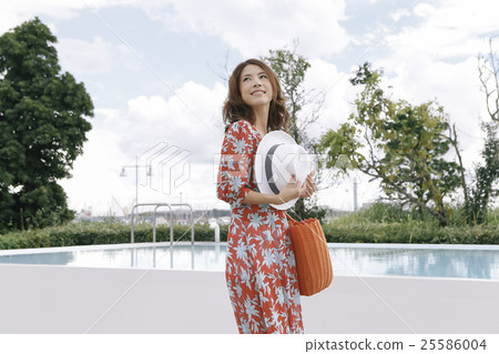 Women walking on the poolside 25586004