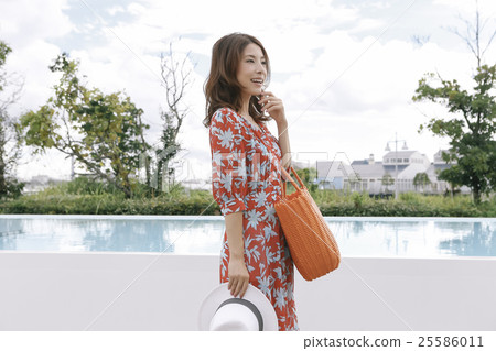 Women walking on the poolside 25586011