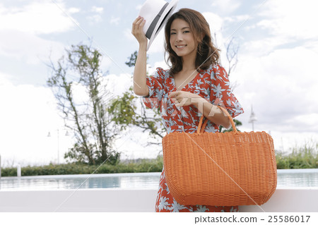 Poolside women Poolside women 25586017