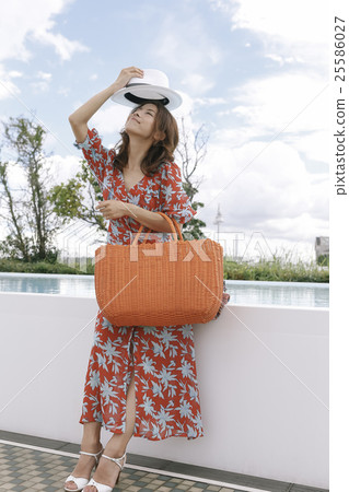 Poolside women Poolside women 25586027