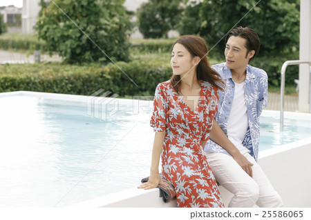 Poolside men and women 25586065
