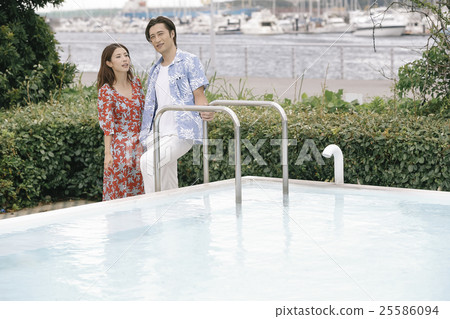 池畔男女 25586094