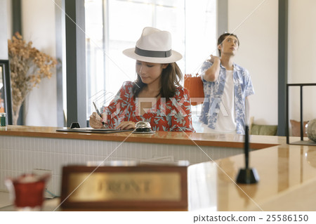 A woman to check in 25586150