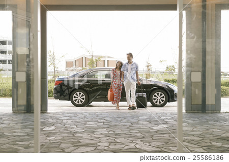 Men and women who arrived at the hotel 25586186