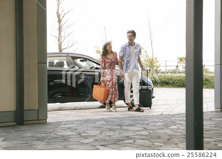 到達酒店的男女 到達酒店的男女 25586224