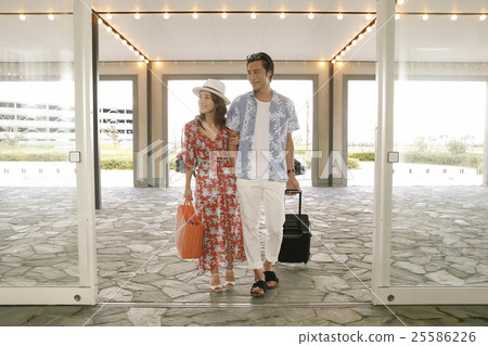 Men and women who arrived at the hotel 25586226