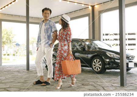 Men and women who arrived at the hotel 25586234