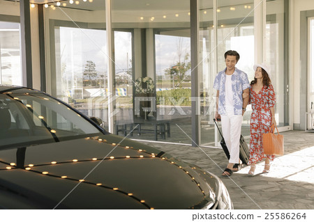 一個男人和一個女人前往一輛車 25586264