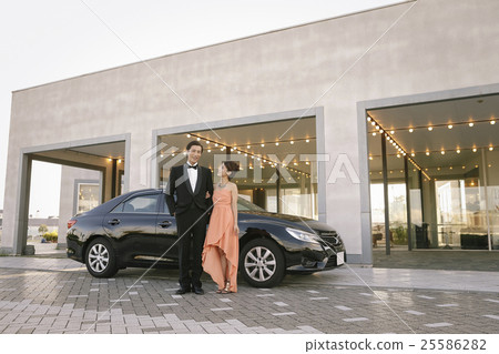 Dressed up men and women Dressed up men and women 25586282
