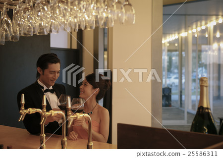 打扮的女人和男人 25586311