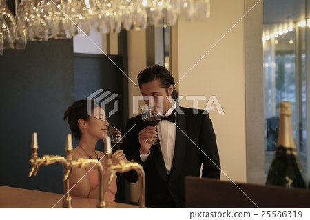 打扮的女人和男人 25586319