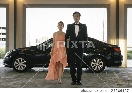 Dressed up men and women 25586327