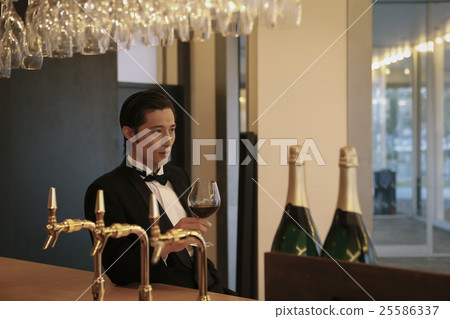 有酒杯的男人 有酒杯的男人 25586337