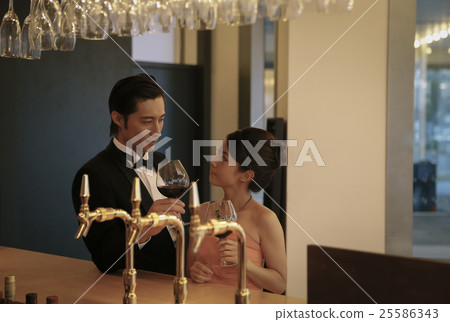 打扮的女人和男人 打扮的女人和男人 25586343
