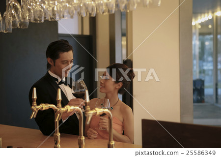 打扮的女人和男人 25586349